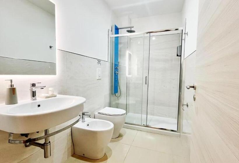 اتاق استاندارد سه تخته با بالکن, Flamingo Suites