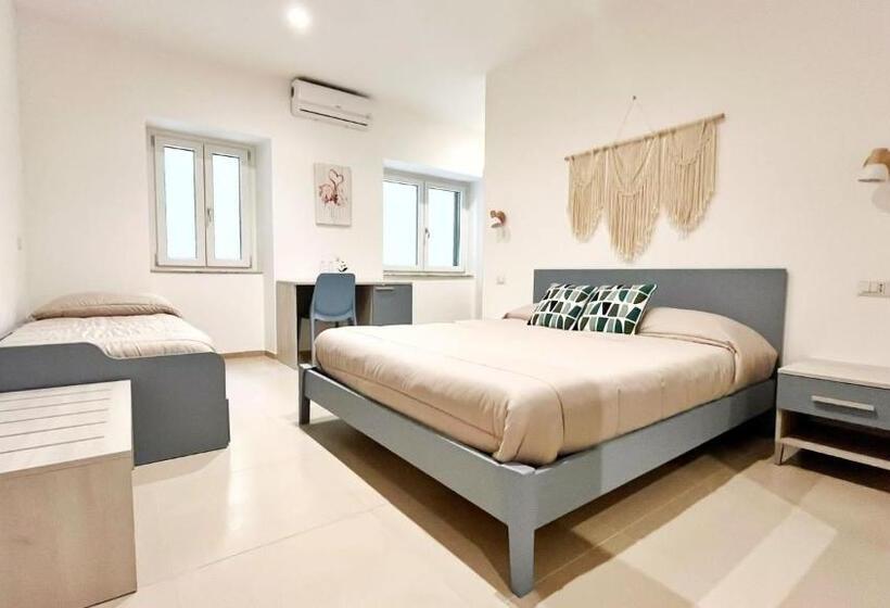 اتاق استاندارد سه تخته با بالکن, Flamingo Suites