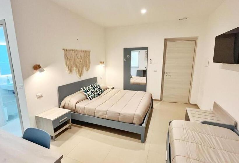 اتاق استاندارد سه تخته با بالکن, Flamingo Suites