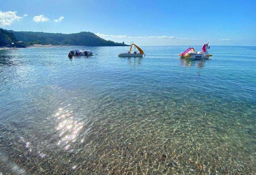 اتاق استاندارد با بالکن, Flamingo Suites