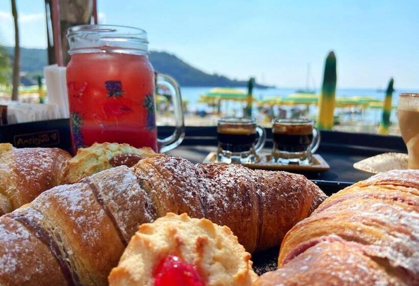 اتاق استاندارد سه تخته با بالکن, Flamingo Suites