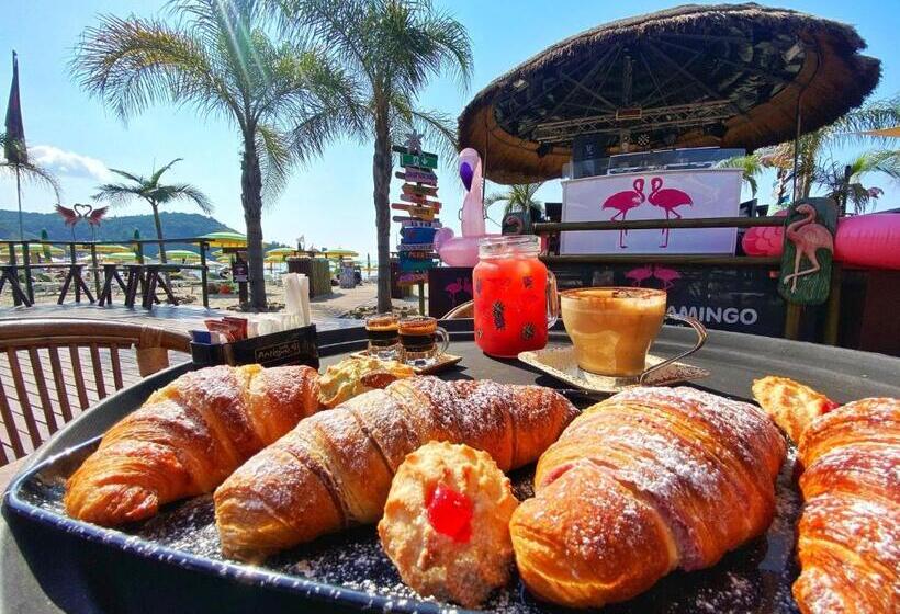 اتاق استاندارد سه تخته با بالکن, Flamingo Suites