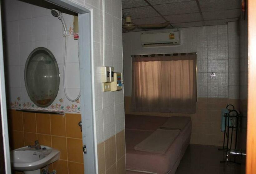 اتاق لوکس با تخت بزرگ, At Home Guest House