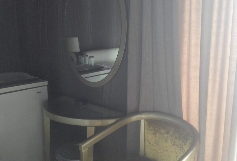 غرفة قياسية ثلاثية, Feevos