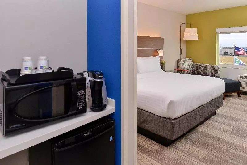 キングサイズベッドのスイートルーム, Holiday Inn Express & Suites Trinity, An Ihg