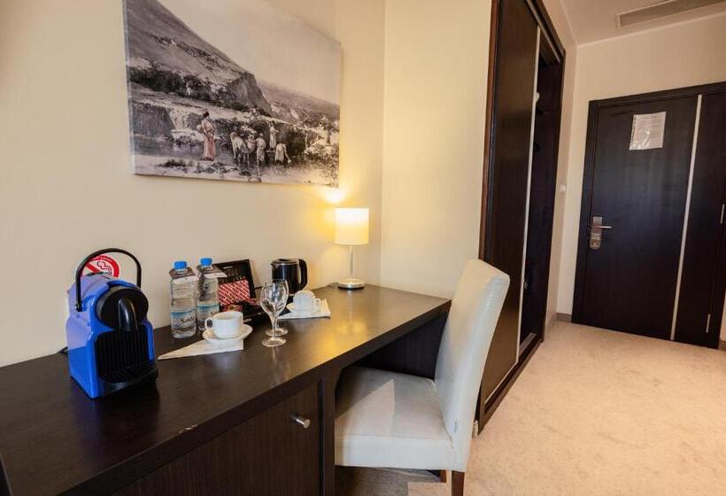 سوییت جونیور, Lalla Doudja