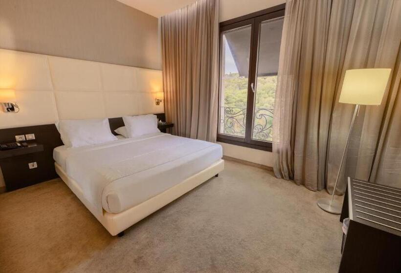 اتاق لوکس, Lalla Doudja