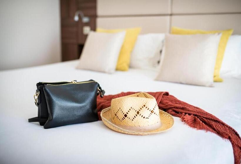 اتاق راحتی سه تخته, Port Toga