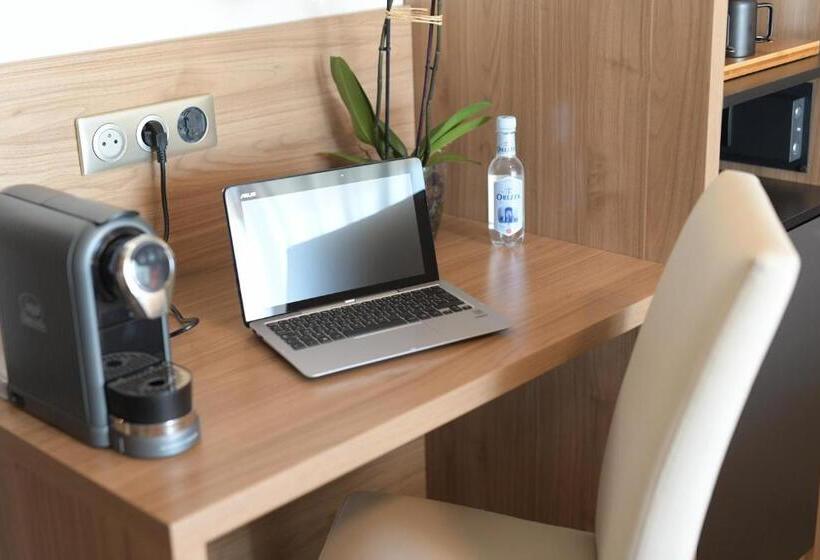 اتاق راحتی, Port Toga