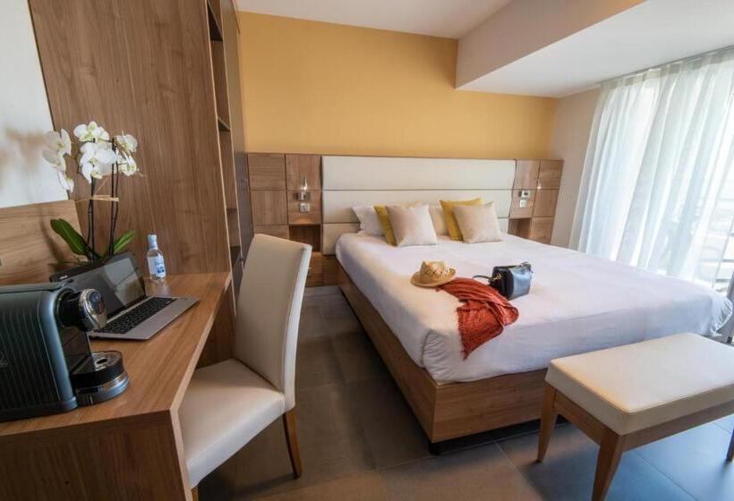 سوییت جونیور با چشمانداز دریا, Port Toga