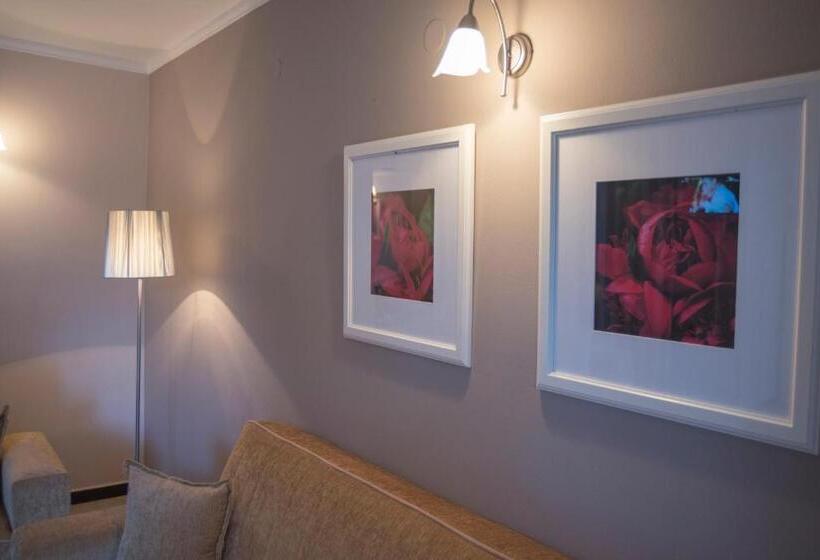 דירת חדר, Villa Theodora