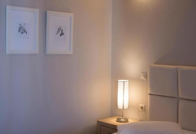 דירת שלושה חדרים, Villa Theodora