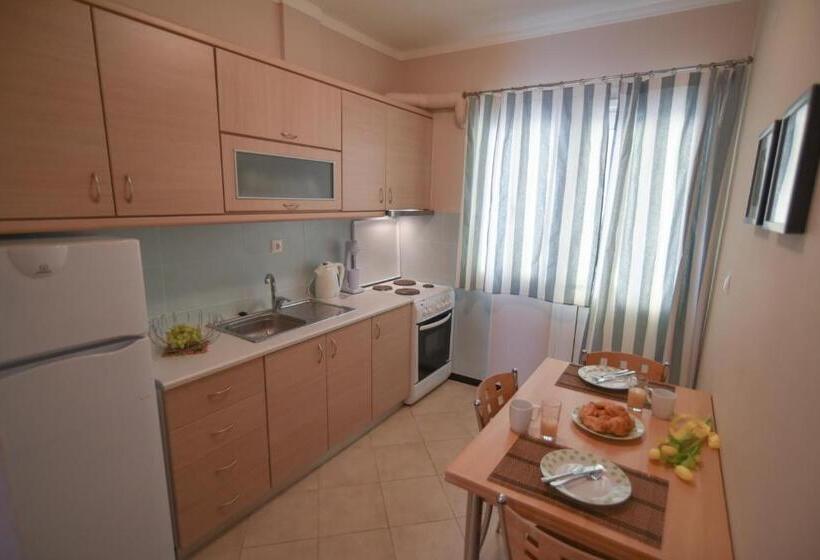 דירת שלושה חדרים, Villa Theodora