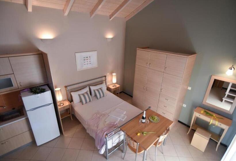 חדר אקונומי לארבעה, Villa Theodora