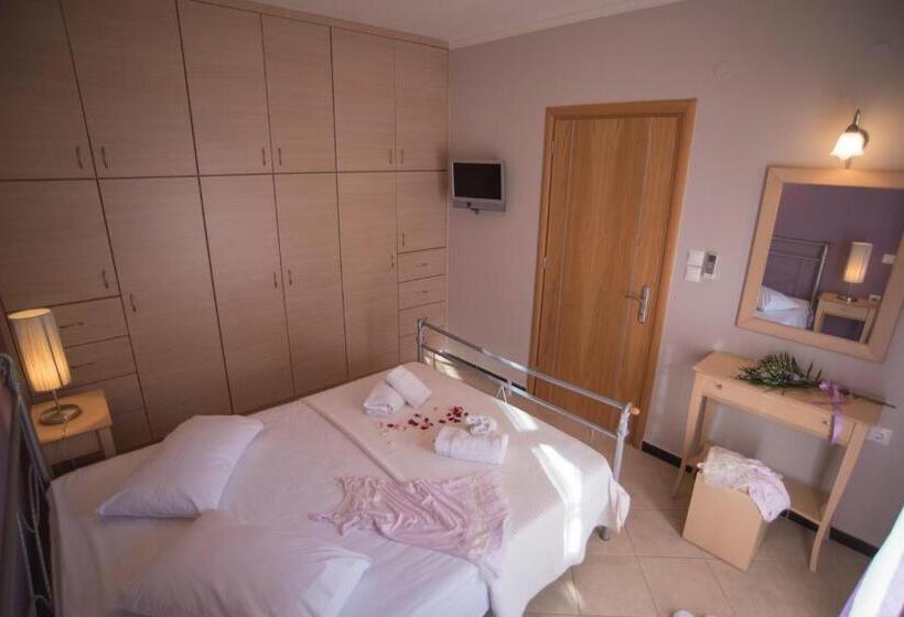 דירת שלושה חדרים, Villa Theodora