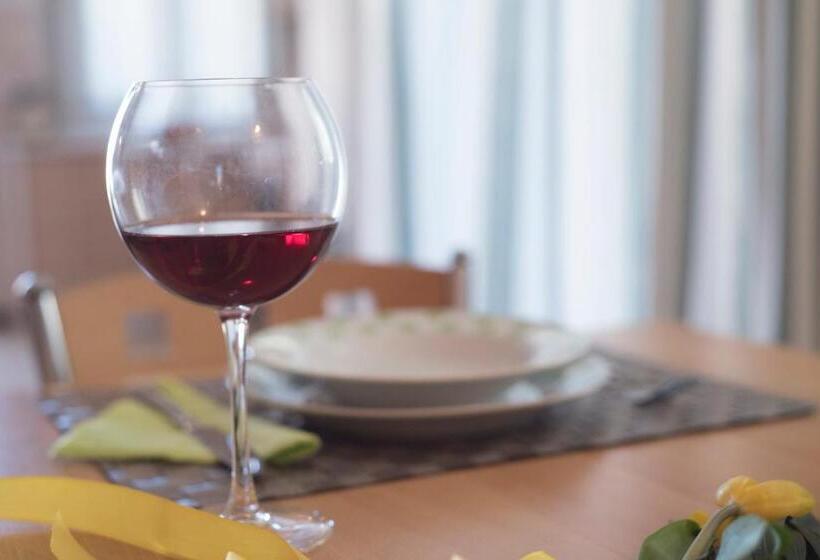 דירת שלושה חדרים, Villa Theodora