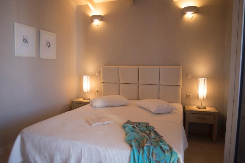 דירת חדר, Villa Theodora