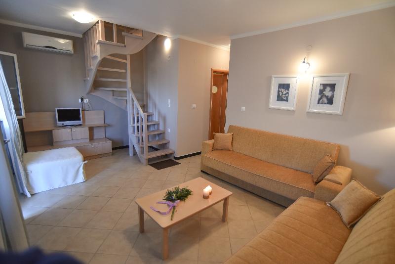 דירת חדר, Villa Theodora