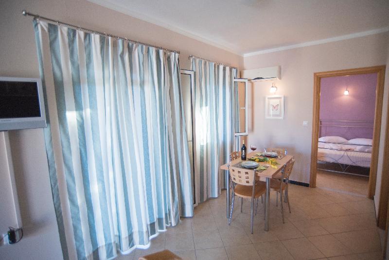 דירת חדר, Villa Theodora