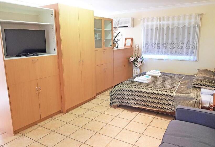 חדר משפחתי, Maria Motel