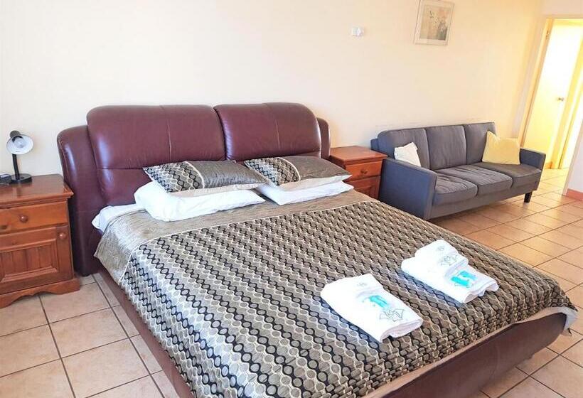 חדר משפחתי, Maria Motel