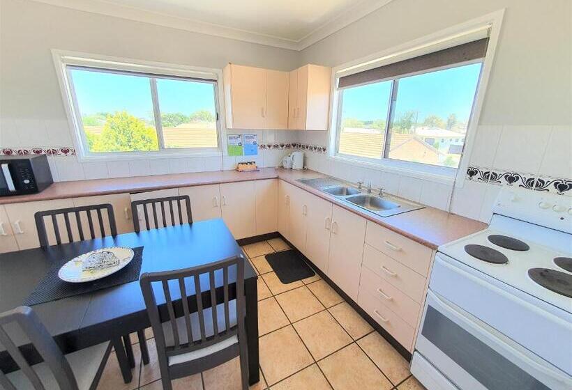 חדר משפחתי, Maria Motel