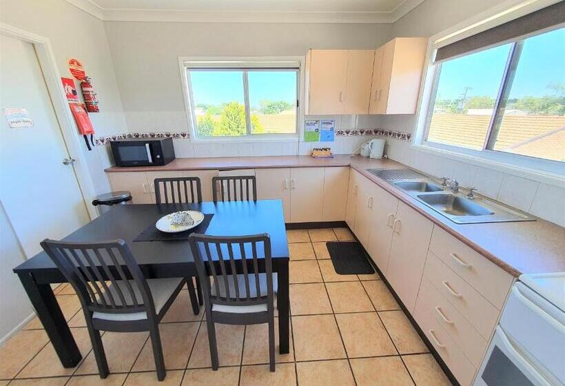 חדר משפחתי, Maria Motel