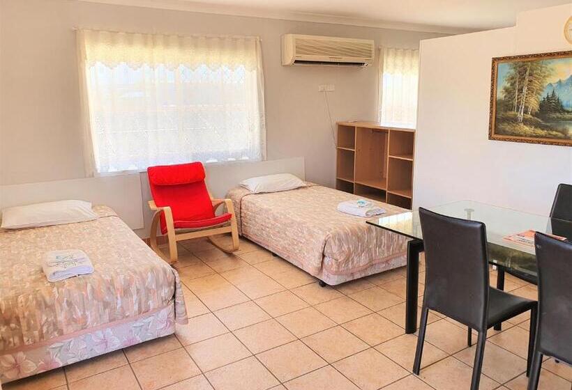 חדר משפחתי, Maria Motel