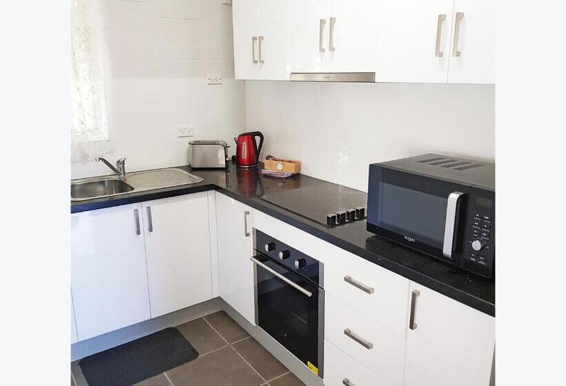 חדר משפחתי, Maria Motel