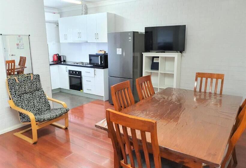 חדר משפחתי, Maria Motel