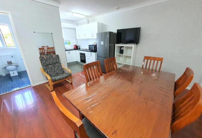 חדר משפחתי, Maria Motel