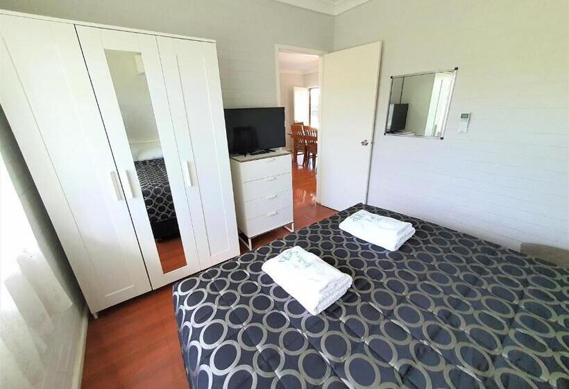 חדר משפחתי, Maria Motel