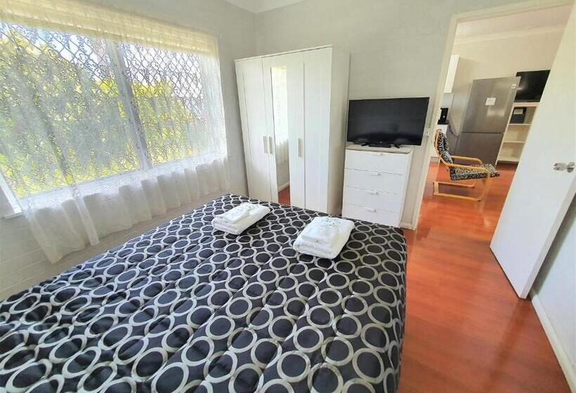 חדר משפחתי, Maria Motel