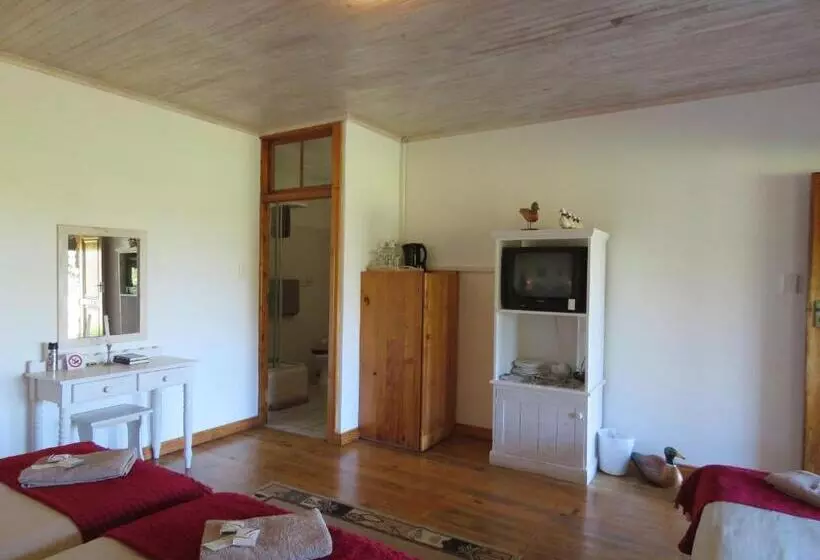Standard Kolmen Hengen Huone, Mentors Country Estate