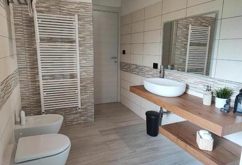 غرفة قياسية ثلاثية مع حمام خارجي, Desideria Rooms Bed And Breakfast