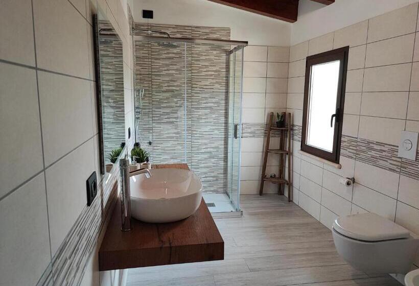 غرفة قياسية ثلاثية مع حمام خارجي, Desideria Rooms Bed And Breakfast