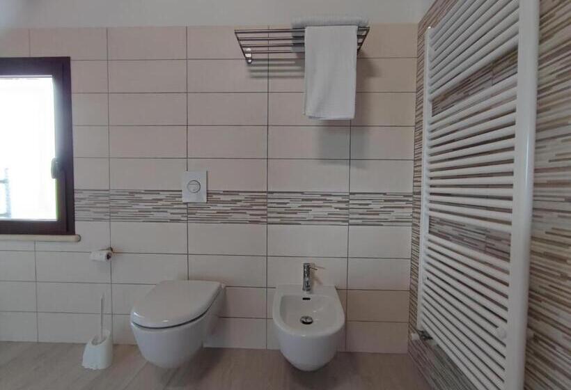 Стандартный внешний трехместный номер с ванной комнатой, Desideria Rooms Bed And Breakfast