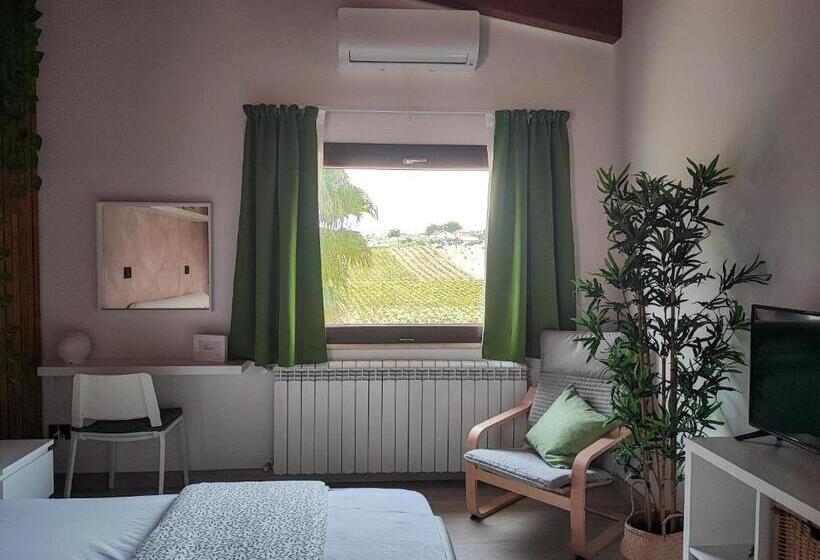 غرفة قياسية ثلاثية مع حمام خارجي, Desideria Rooms Bed And Breakfast