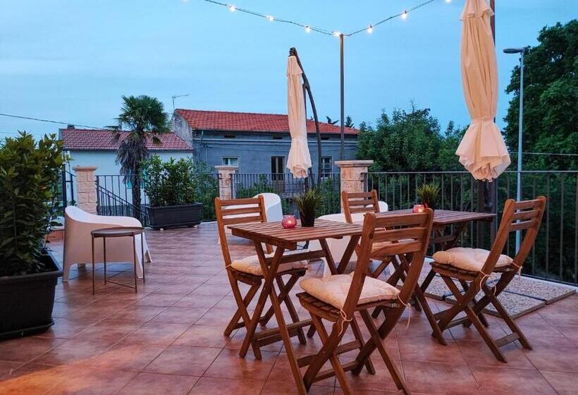 غرفة قياسية ثلاثية مع حمام خارجي, Desideria Rooms Bed And Breakfast