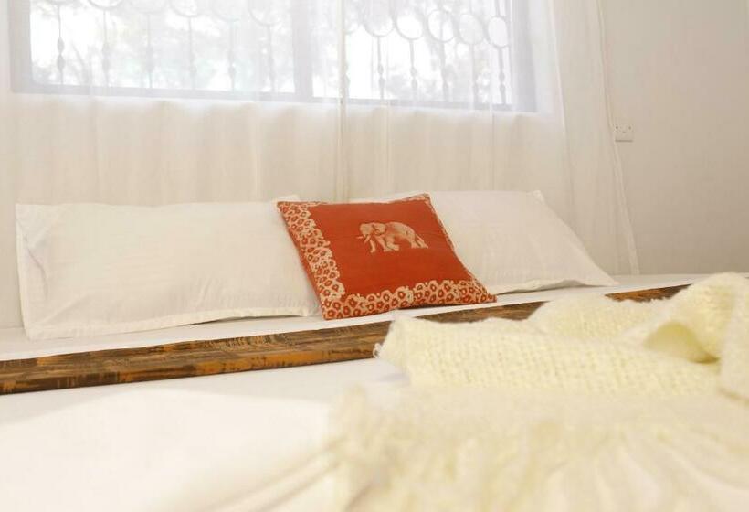 חדר משפחתי, Walk With Us Africa