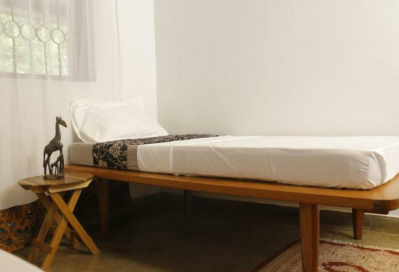 חדר אקונומי, Walk With Us Africa