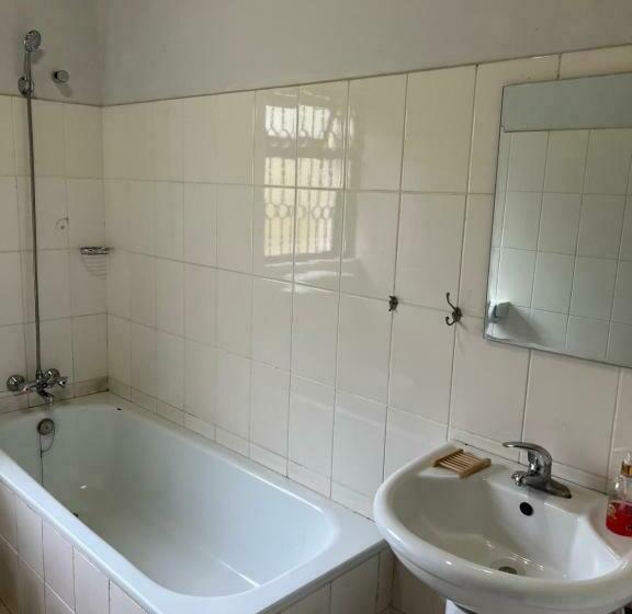 חדר אקונומי, Walk With Us Africa