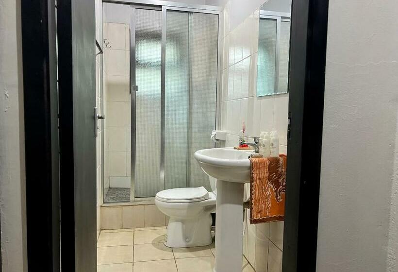 חדר סטנדרט, Walk With Us Africa