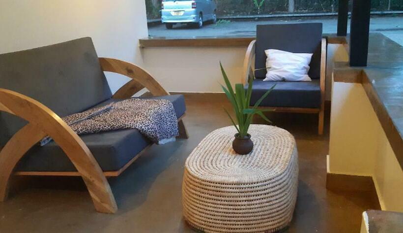 חדר משפחתי, Walk With Us Africa