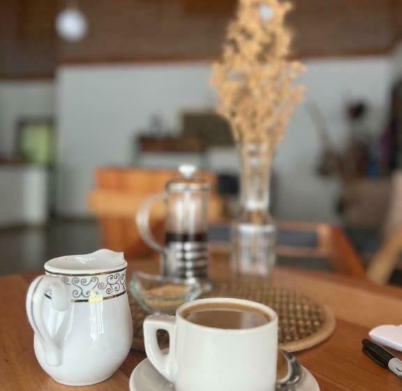 חדר משפחתי, Walk With Us Africa