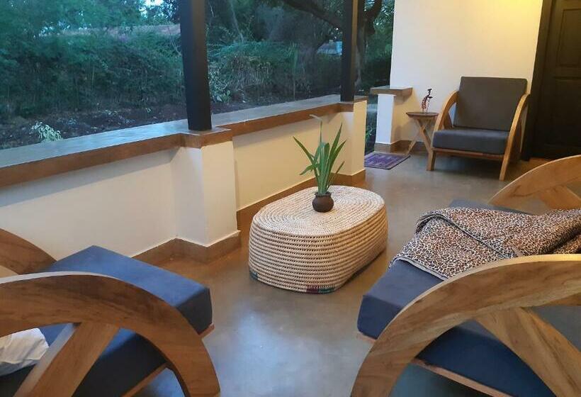 חדר משפחתי, Walk With Us Africa