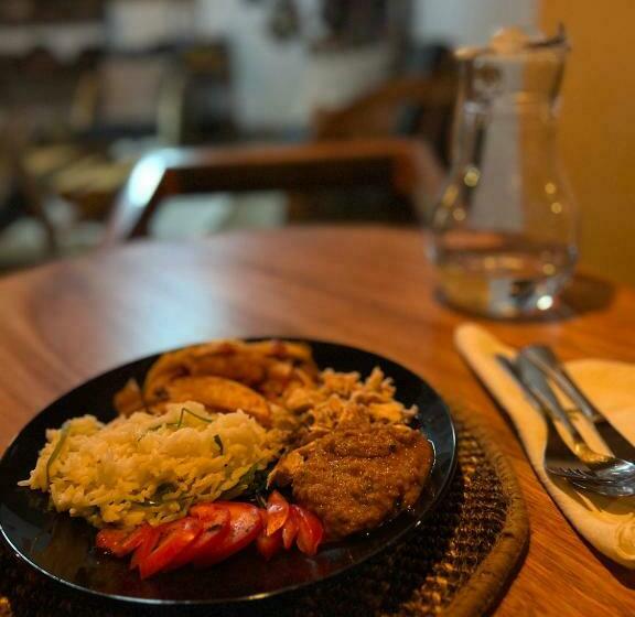 חדר אקונומי, Walk With Us Africa