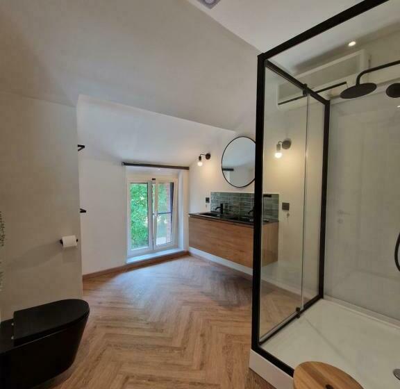 四人标准间, Habitat