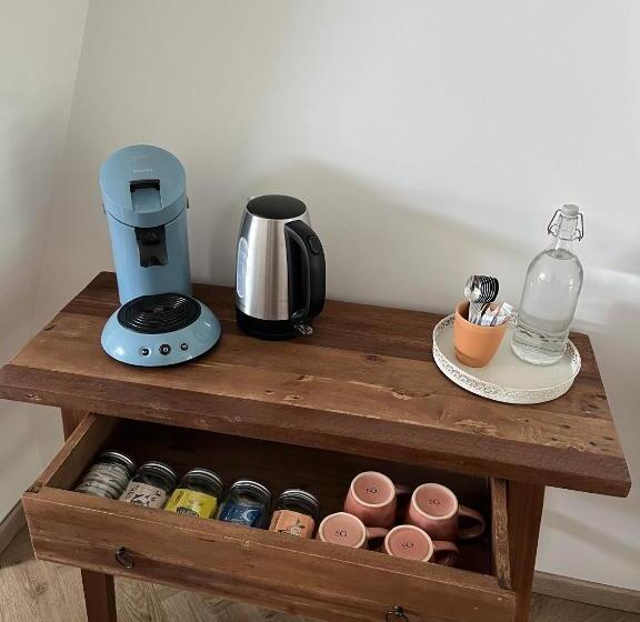 四人标准间, Habitat