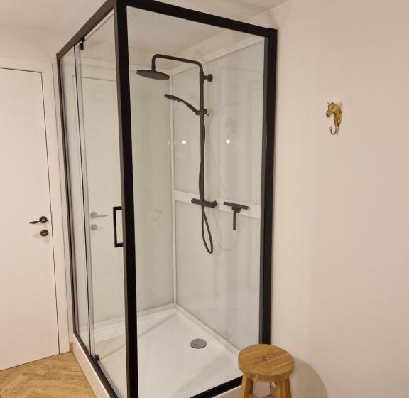 标准三人间, Habitat